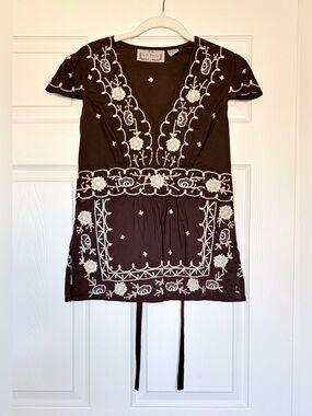 Vintage Brown V-Neck Tunic Blouse with Creamy White Floral Embroidery — Size M